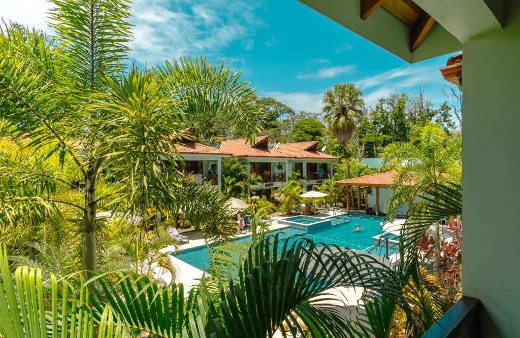 Bungalows Beachfront Hotel — 2