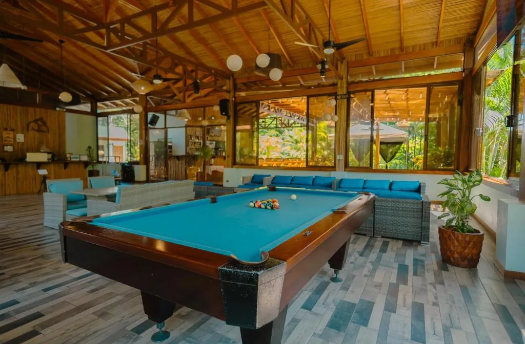 Bungalows Beachfront Hotel — 4