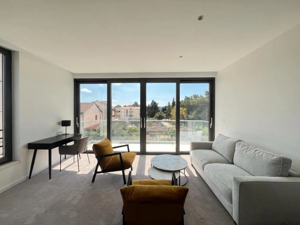 Hotel Oscar — 5