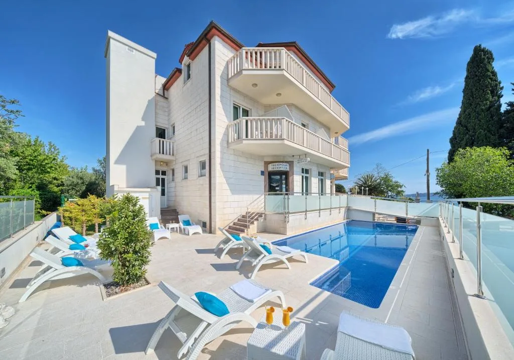 Hotel Riva Kaštela with swimming pool — 4