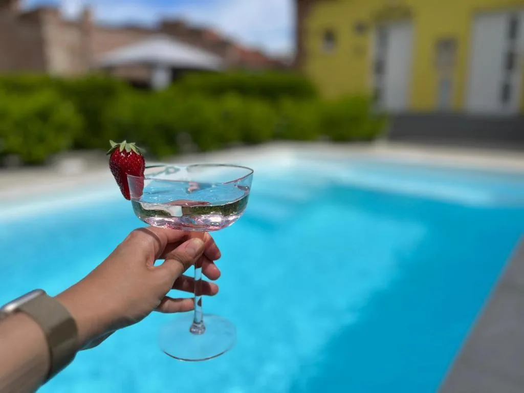 La Luna Petite Suite Deluxe Apartment with Pool & Jacuzzi, Bikes and Secured Parking — 2