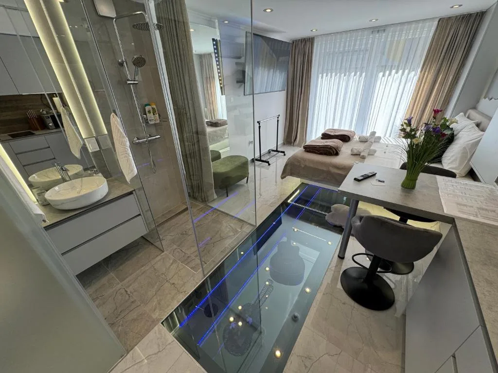 La Luna Petite Suite Deluxe Apartment with Pool & Jacuzzi, Bikes and Secured Parking — 5
