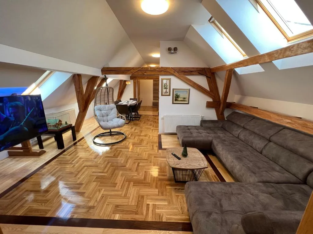 La Luna Rustic Deluxe Apartment with Pool & Jacuzzi, Bikes and Secured Parking — 4