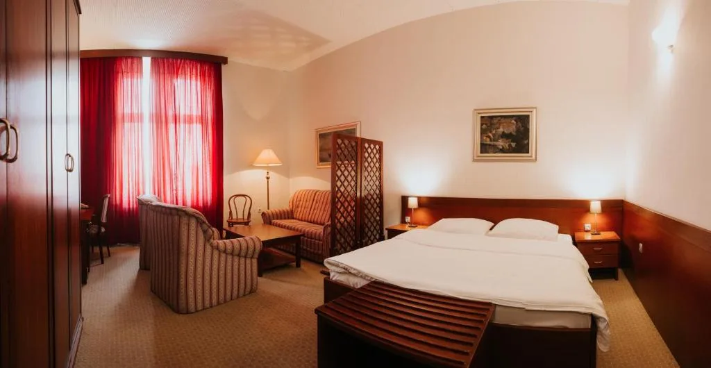 Hotel Central — 2
