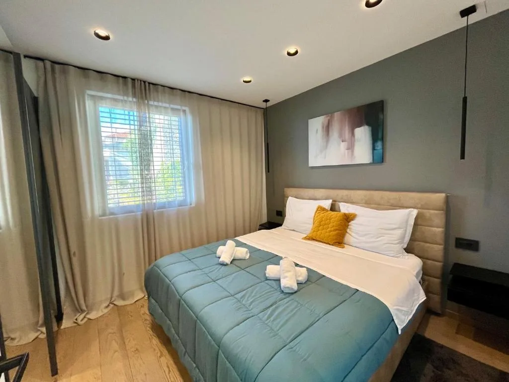 Villa V with pool and free parking — 2