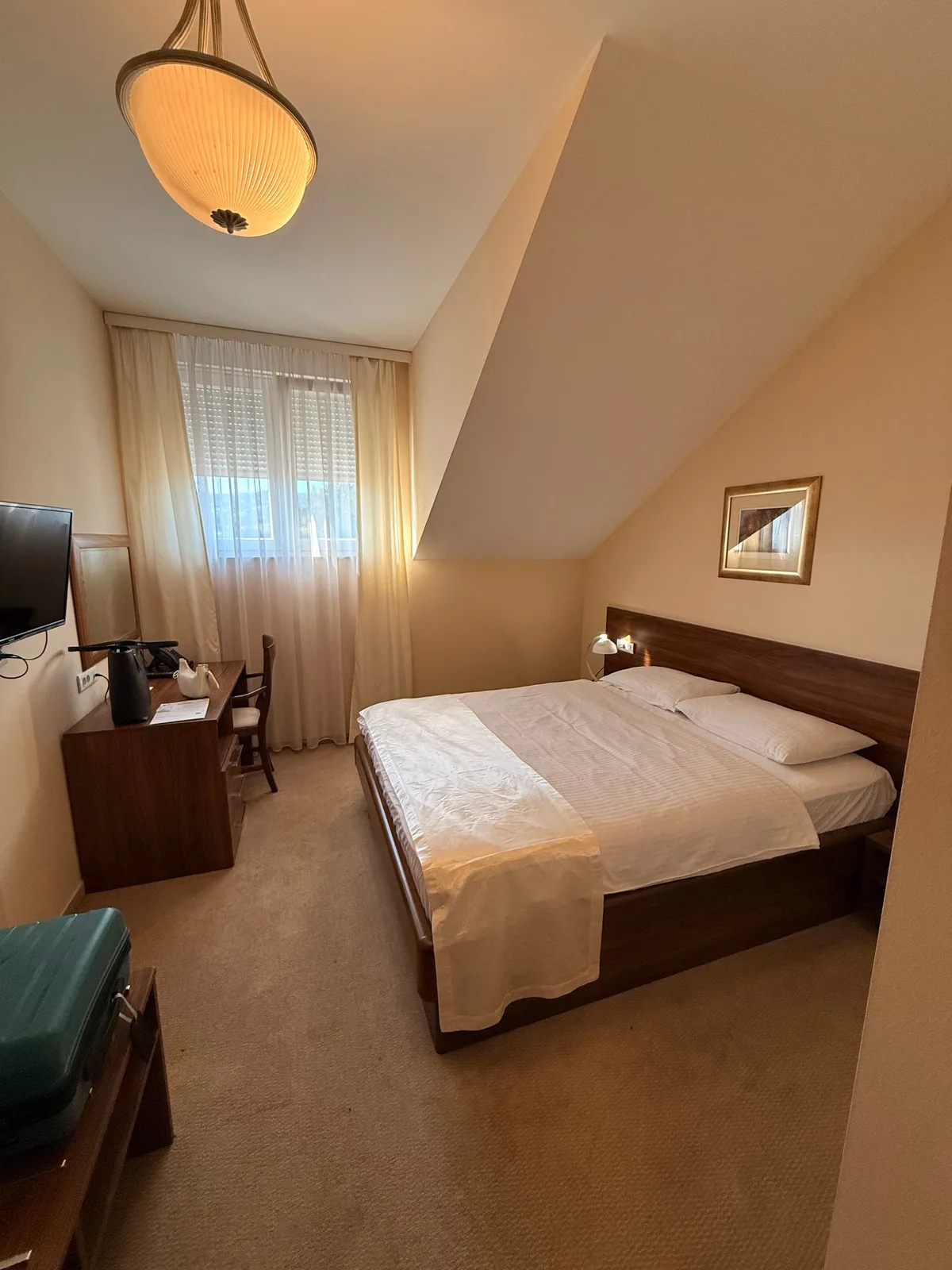Hotel Maroon — 2