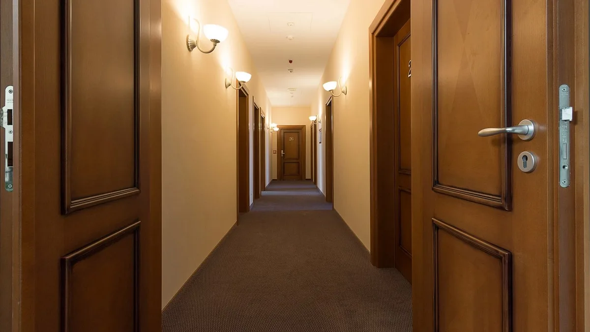 Hotel Maroon