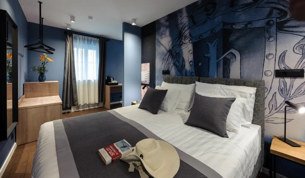 Camera Hotel — 2