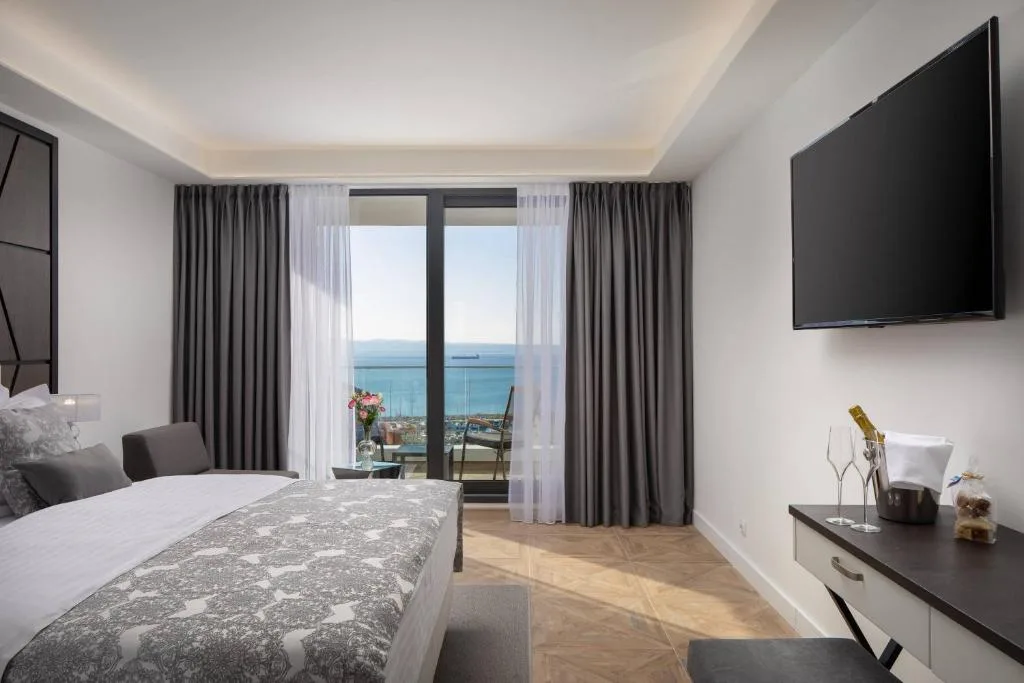 Ellure Luxury Suites — 2