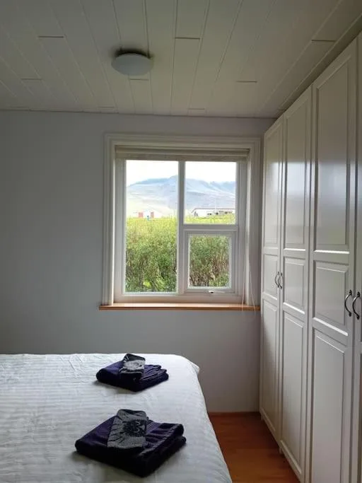 Hóll Guesthouse — 2