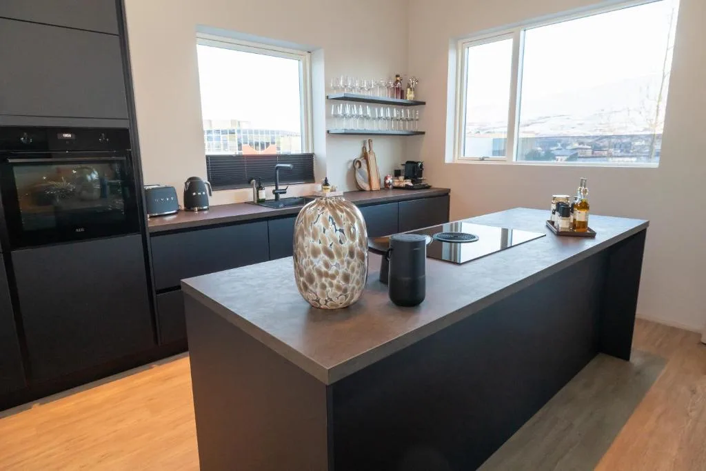 LL Properties - Luxury Penthouse — 3