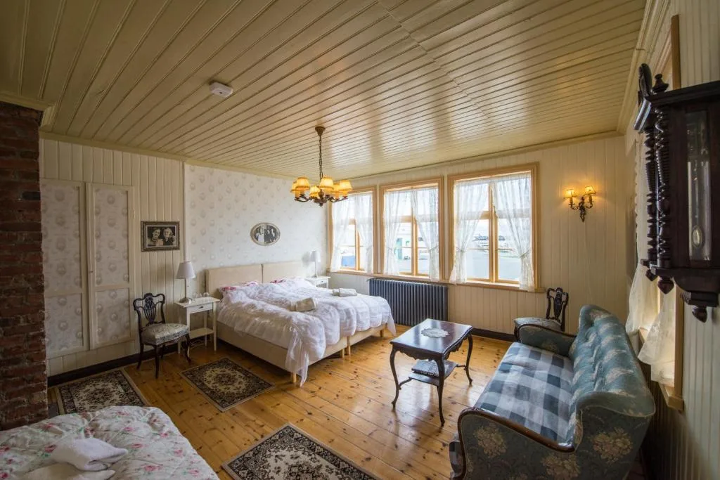 Einarshúsid Guesthouse — 2