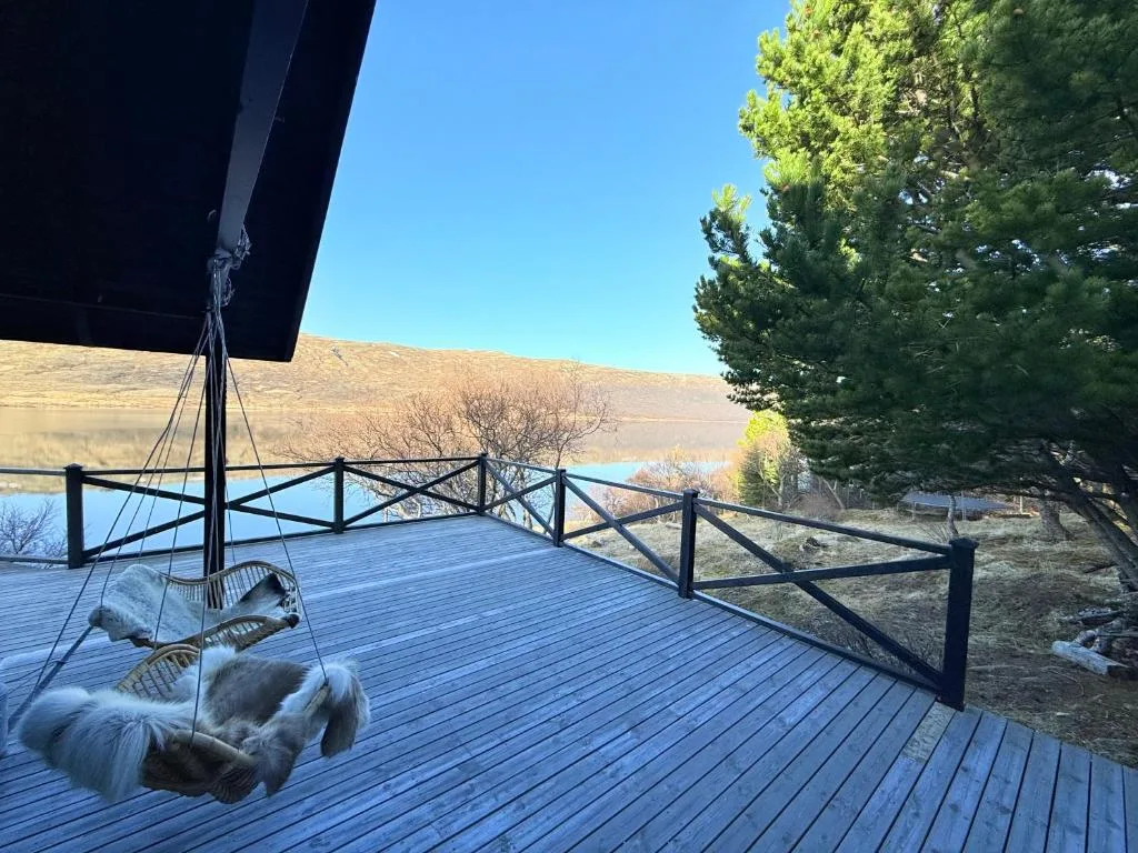 Lakefront cottage with jacuzzi — 2