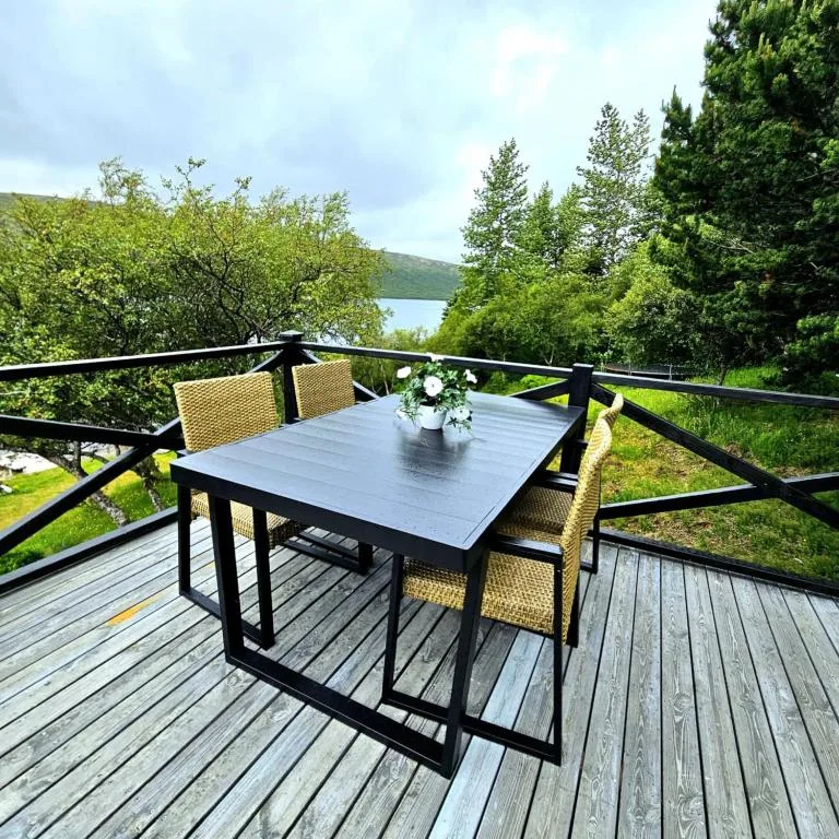 Lakefront cottage with jacuzzi — 3