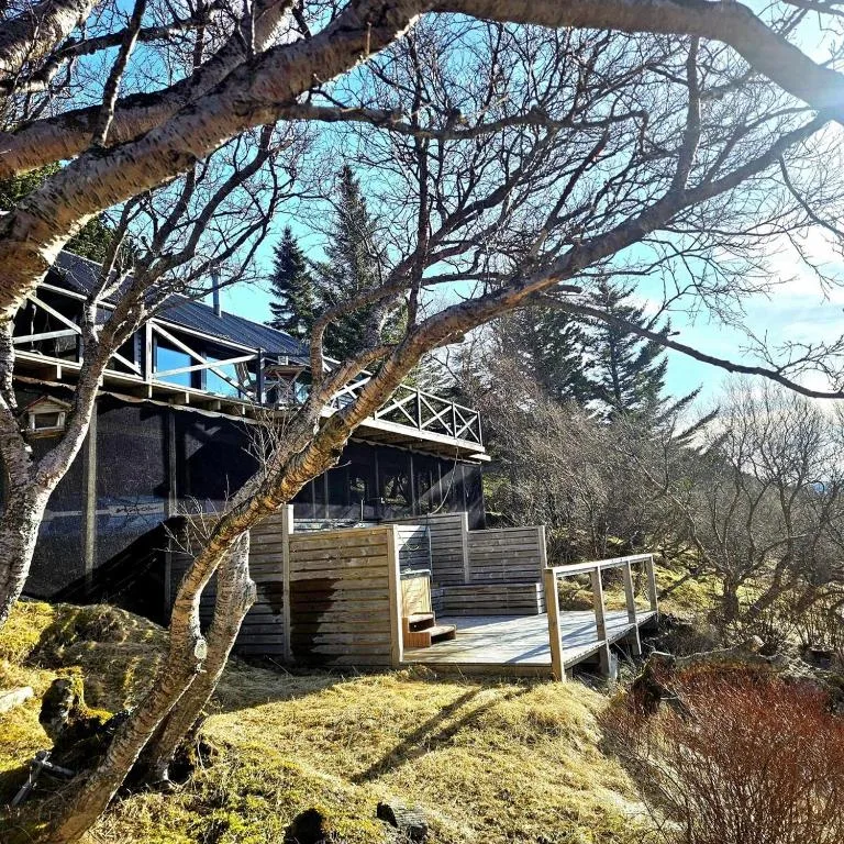 Lakefront cottage with jacuzzi — 5