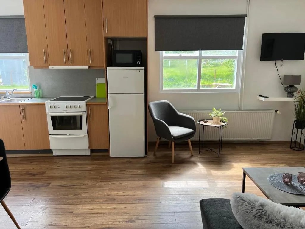 Lakeside Apartments — 4