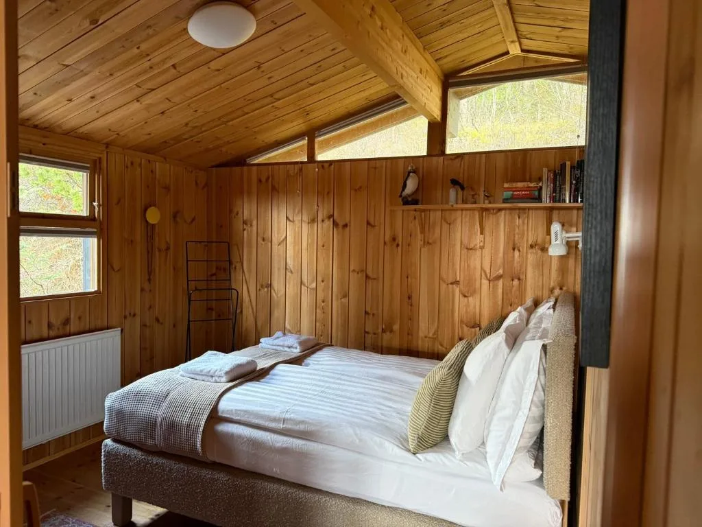 Lovely Cabin in the Capital Area with hot tube — 2