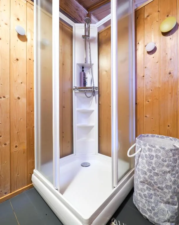 Lovely Cabin in the Capital Area with hot tube — 3