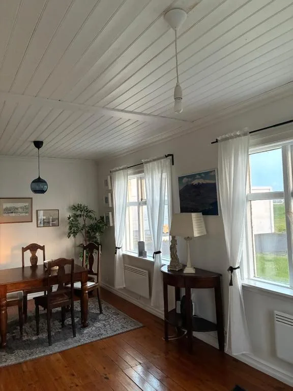 Seaside Retreat, Glacier View — 5