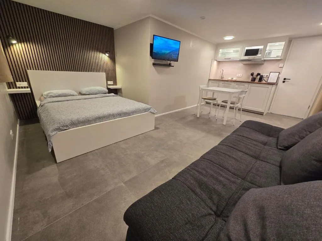 Ary & Pablo Airport Stay — 4