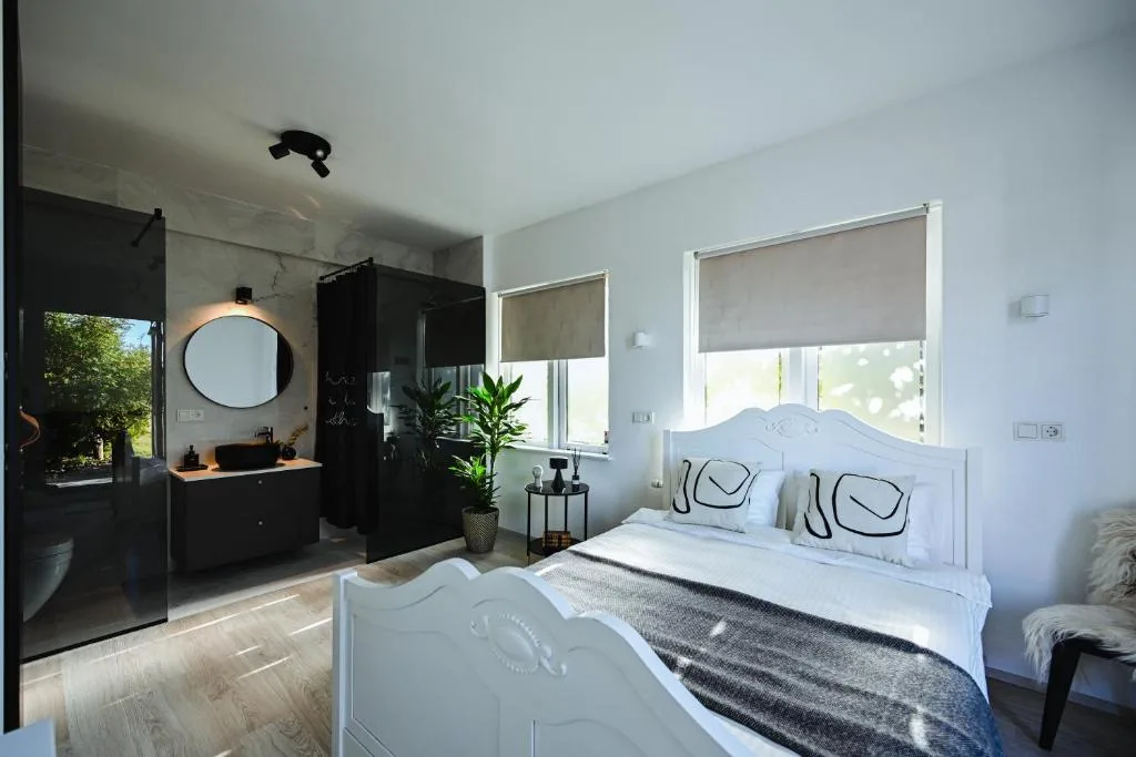 ÁLka - Cozy Room by the Sea With Private Hot Tub — 3