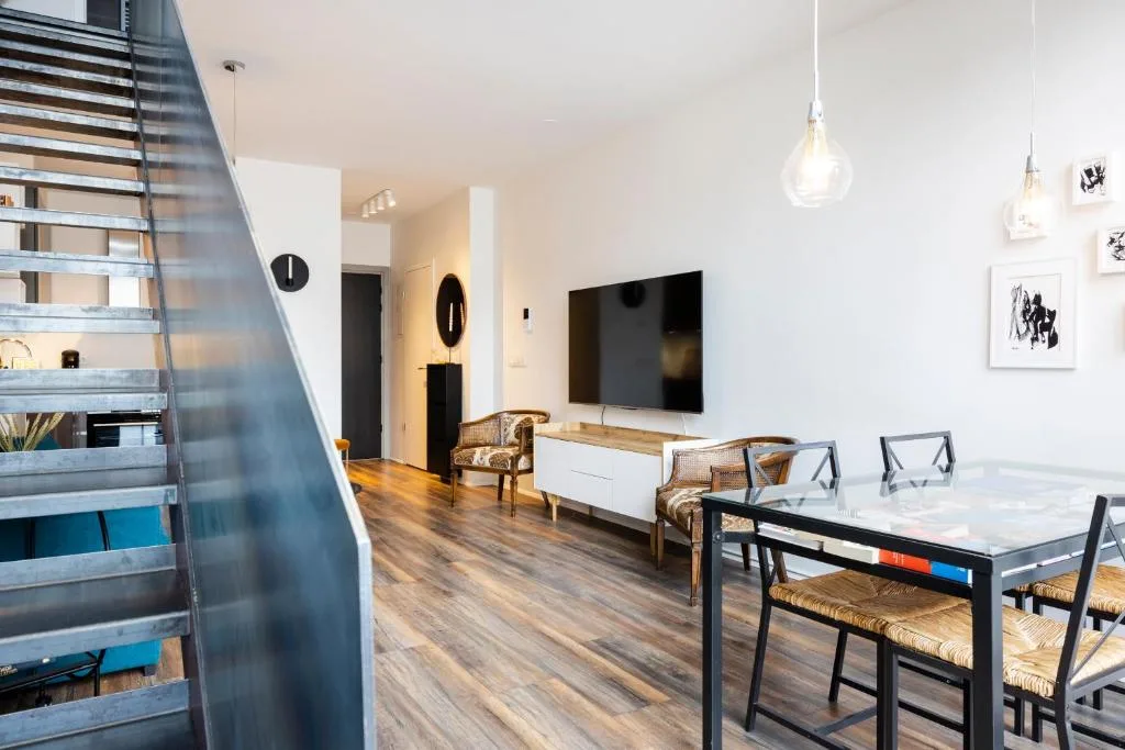 Downtown Loft with Balcony & Parking — 5