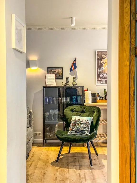 Enjoy Reykjavík Yellow Door Apartment — 2