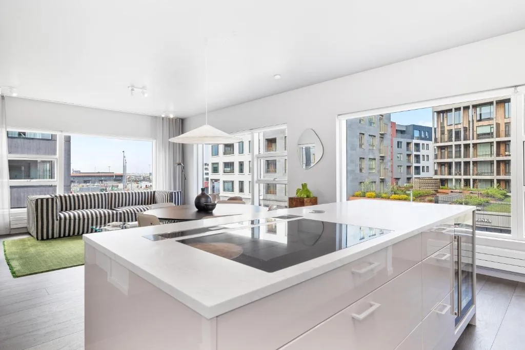 Harbour View 2BR & 2BA City Center with Free Parking — 2