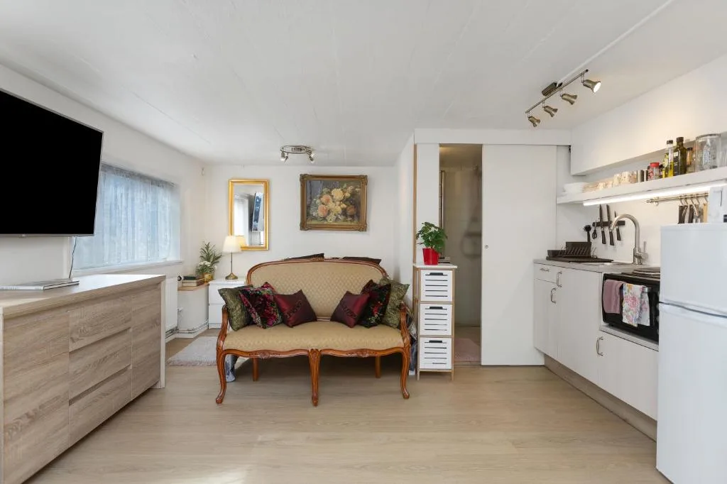 Lara Studio in Laugardalur valley, Reykjavík Central Park and Botanical Garden, Private entrance, FREE Private Parking on side