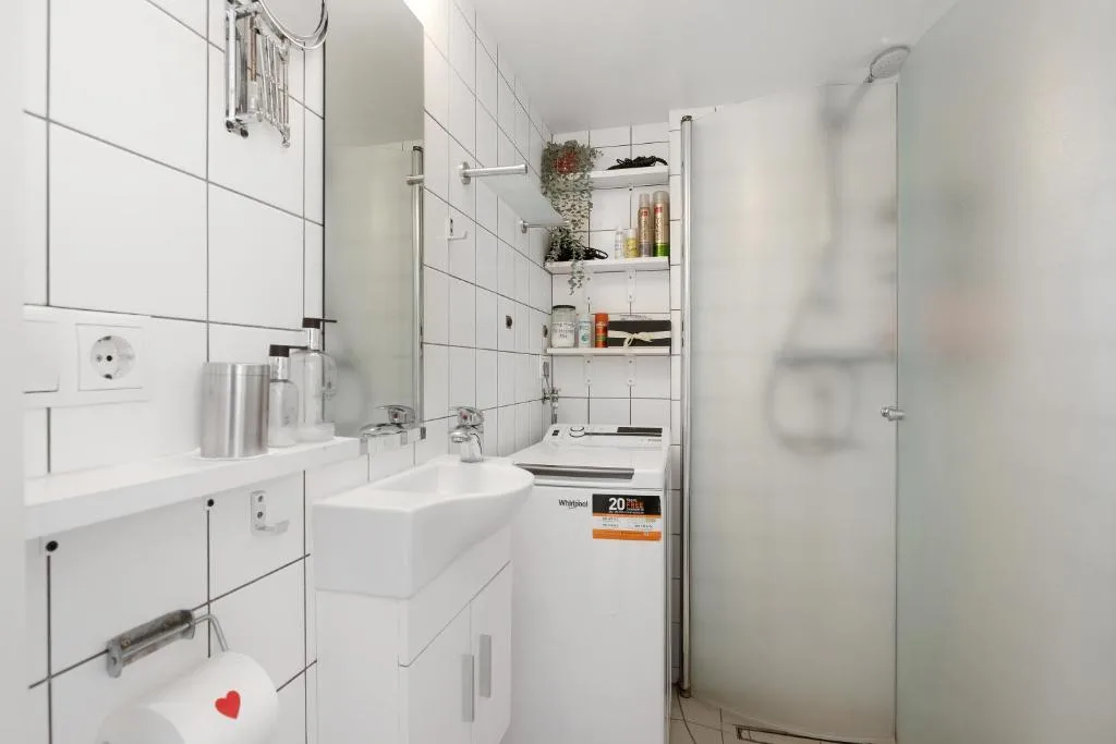 Lara Studio in Laugardalur valley, Reykjavík Central Park and Botanical Garden, Private entrance, FREE Private Parking on side — 3