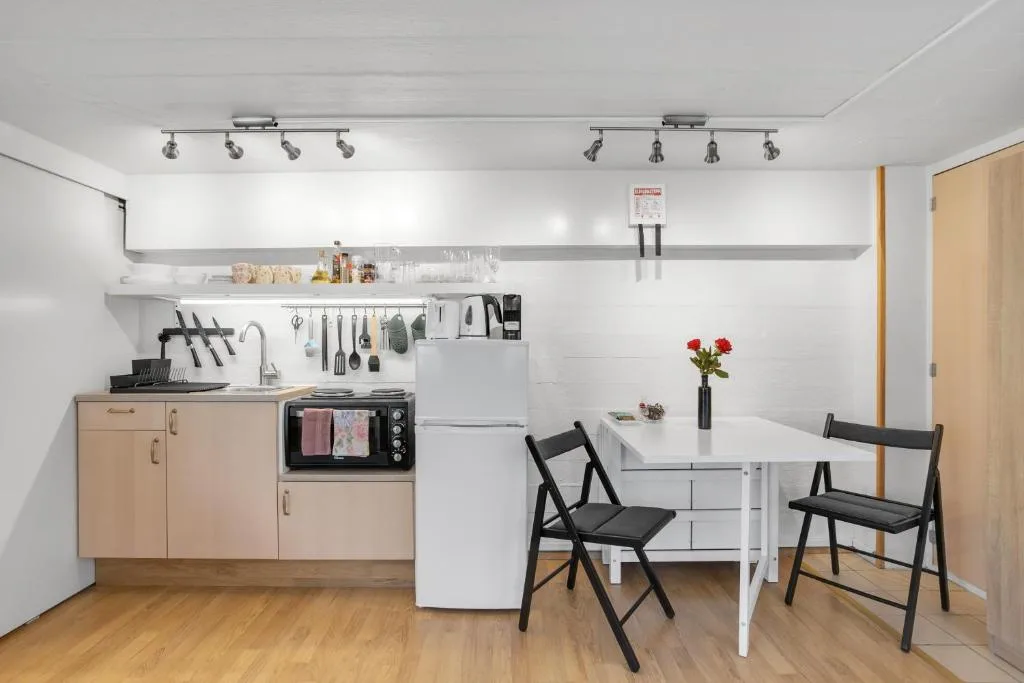 Lara Studio in Laugardalur valley, Reykjavík Central Park and Botanical Garden, Private entrance, FREE Private Parking on side — 5