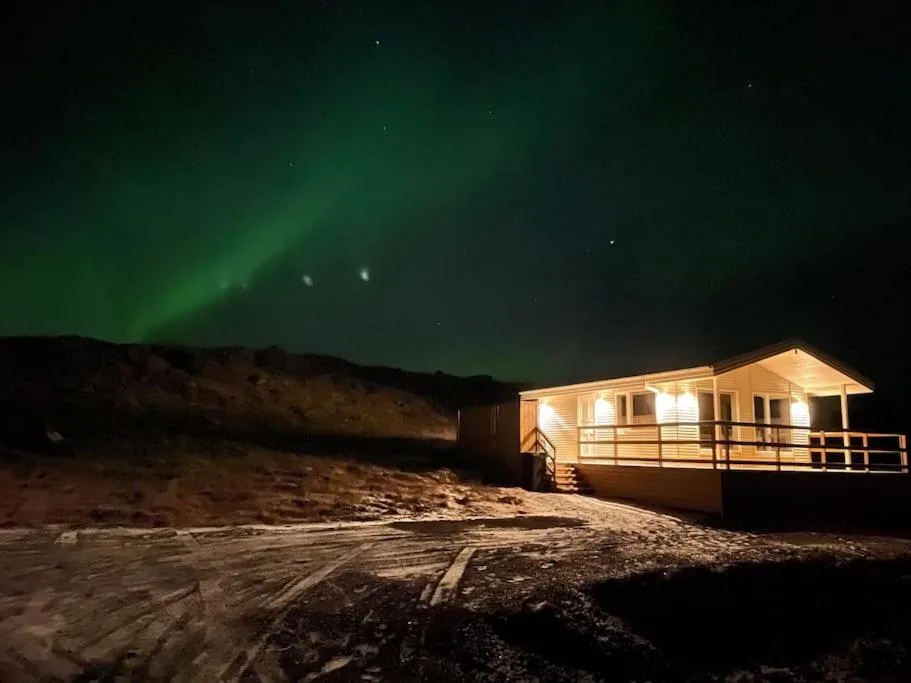 EYVÍK Cottages - Private HOT TUB! — 2