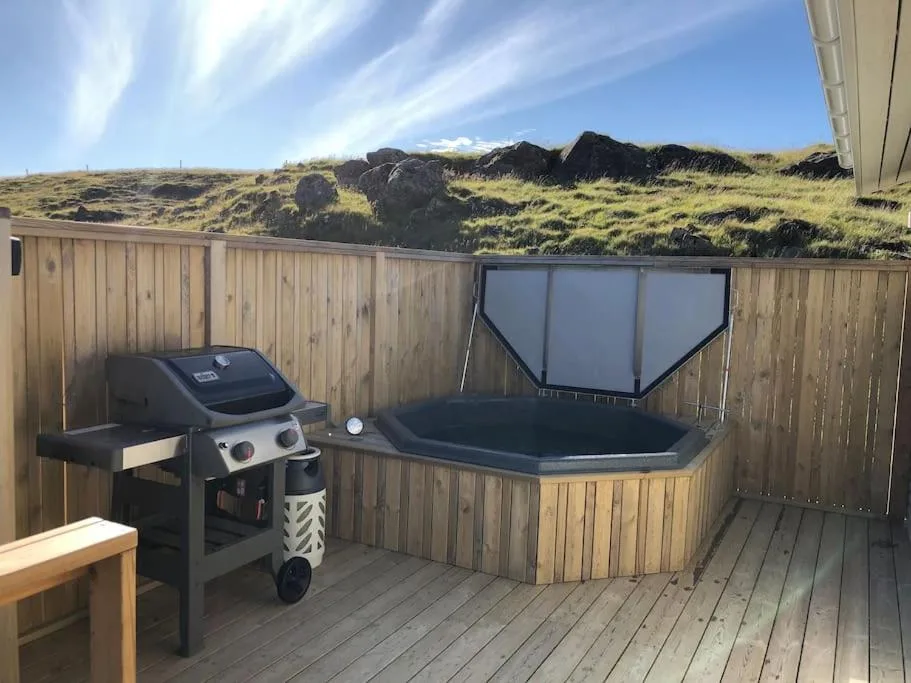 EYVÍK Cottages - Private HOT TUB! — 4