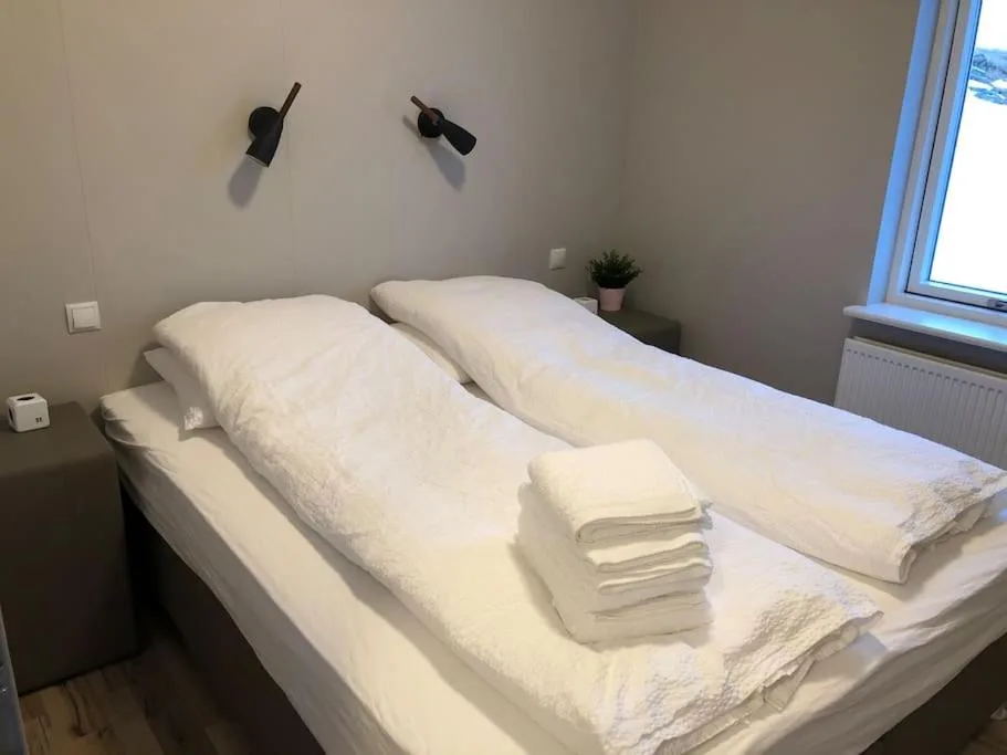 EYVÍK Cottages - Private HOT TUB! — 5