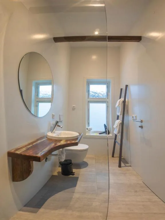 Við Lónið Guesthouse — 3