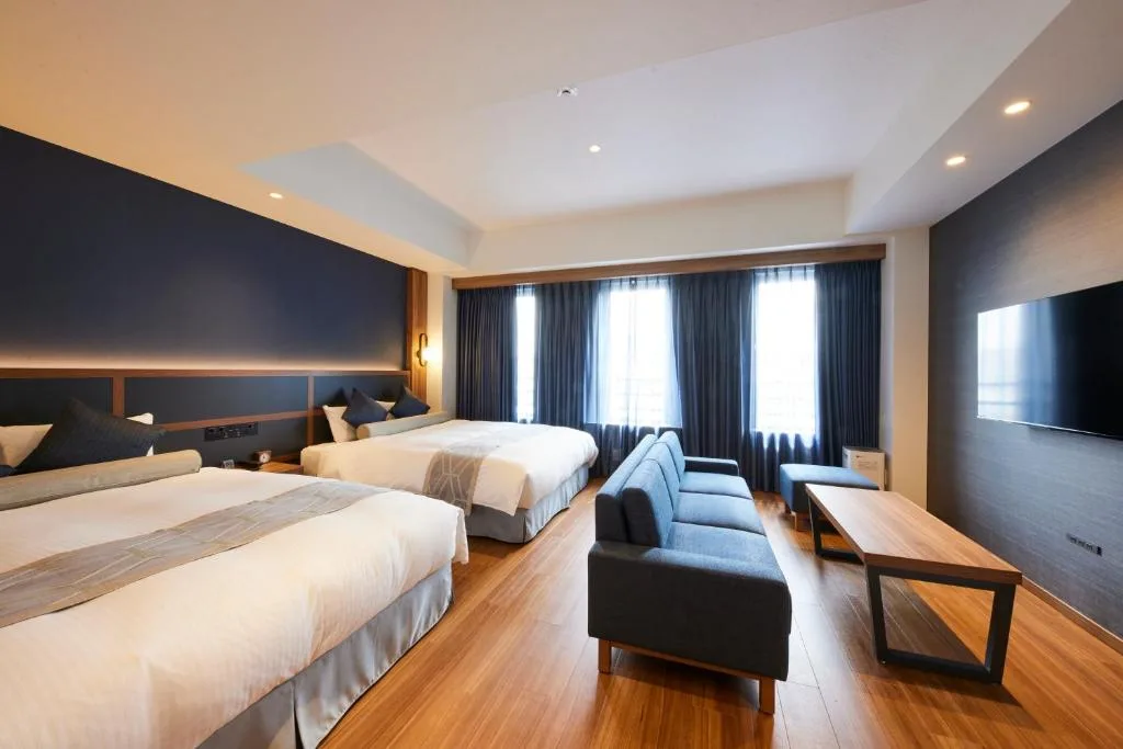 HOTEL SAILS — 2