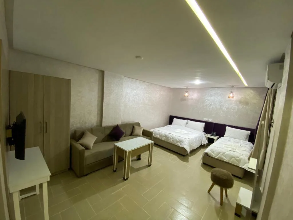HOTEL CHARk — 2