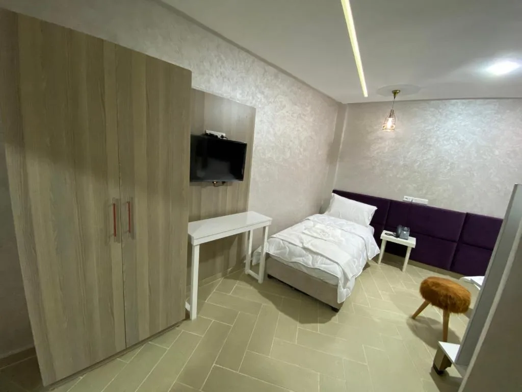 HOTEL CHARk — 5