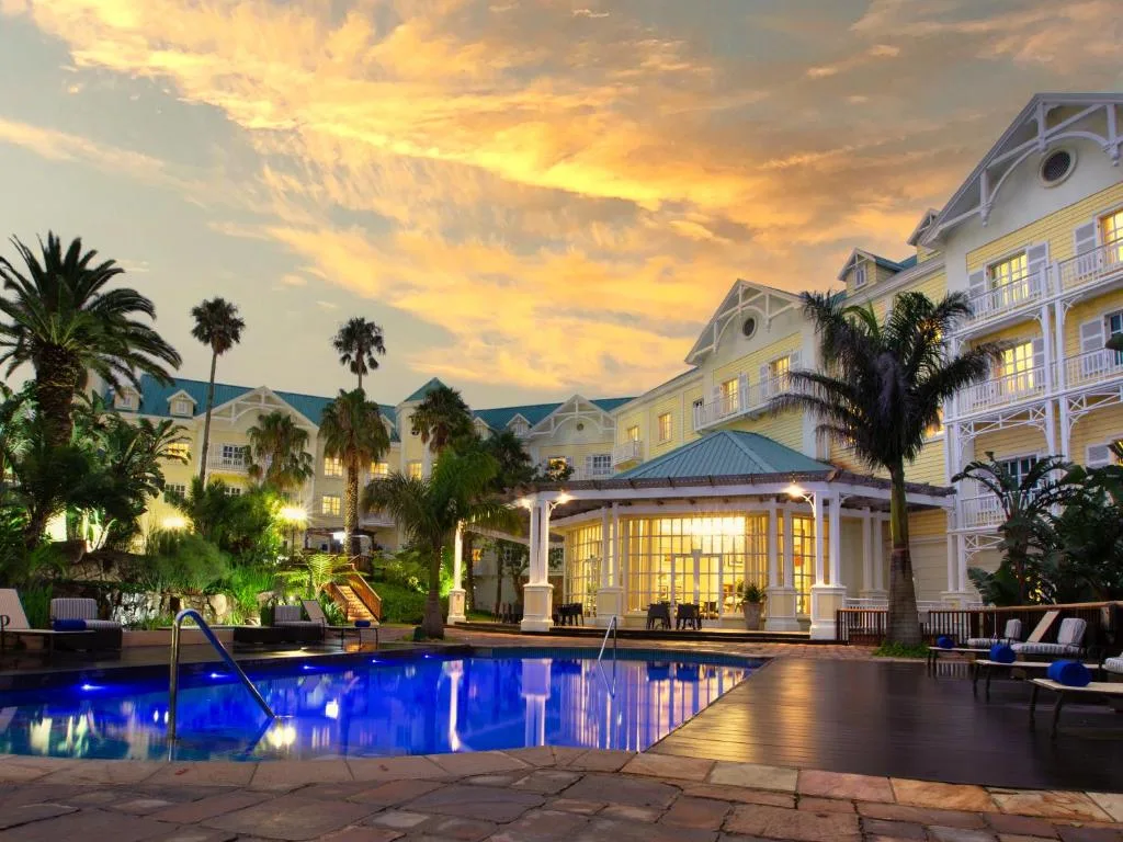 Hemingways Hotel — 4