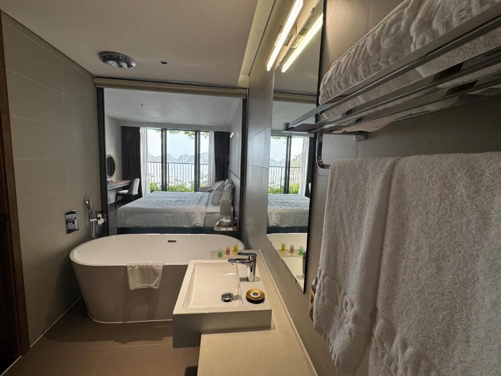 SeaView Apartment with Super-King-bed and Bathtube in Flamingo CatBa Beach Resort — 2
