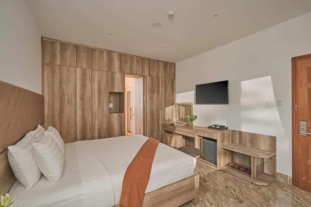California Hotel — 4