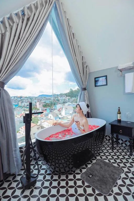 TTR Skypool Boutique Hotel — 4