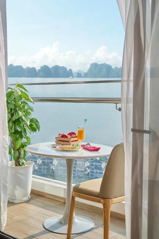DeLaSea Ha Long Hotel - Modern Bayview Escape — 5