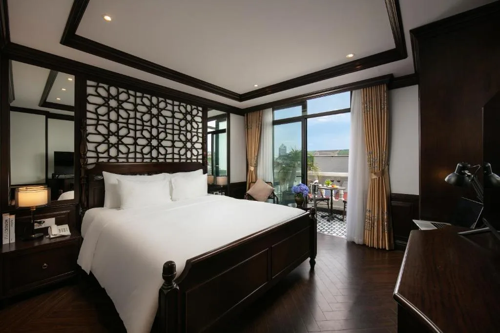 MAY DE VILLE Crown Hotel — 3