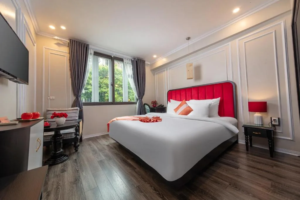 Omina Hotel & Travel