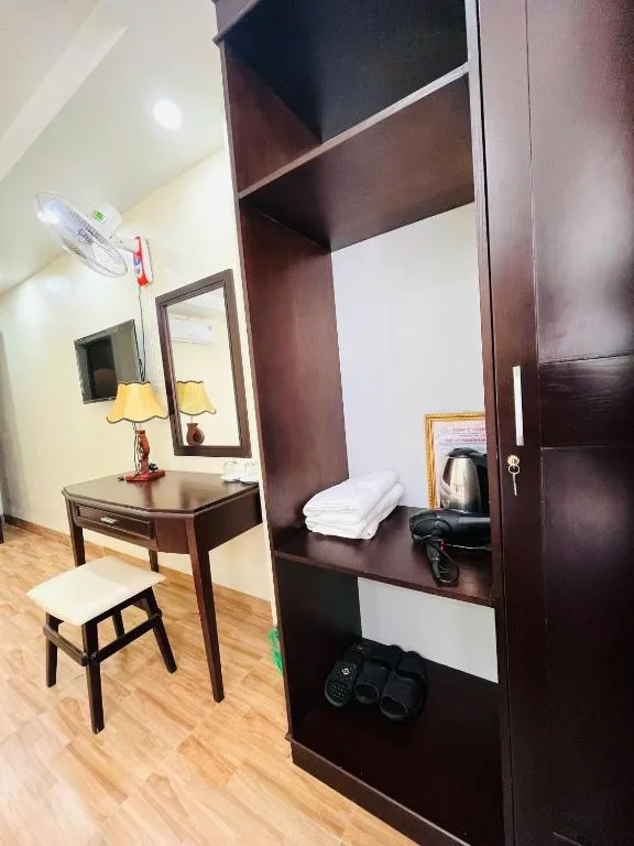 Tom's Hotel — 3