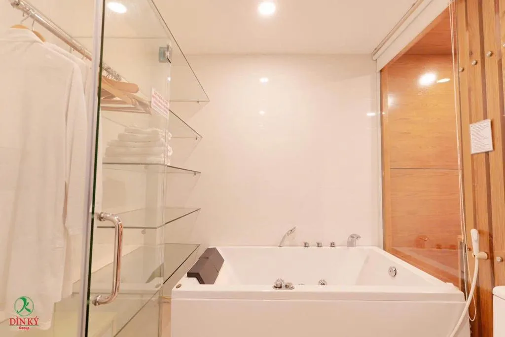 Khách sạn Dìn Ký Cổng Chào Bình Dương — 3