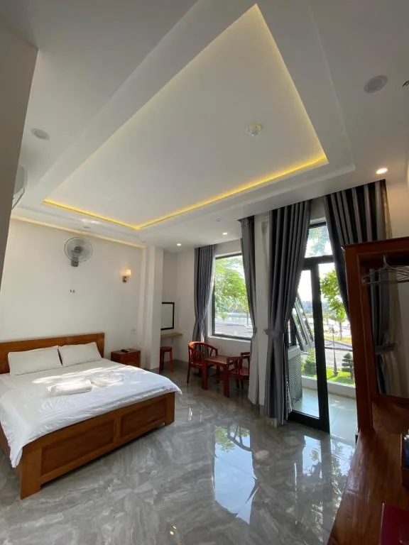 Queen Hotel — 2