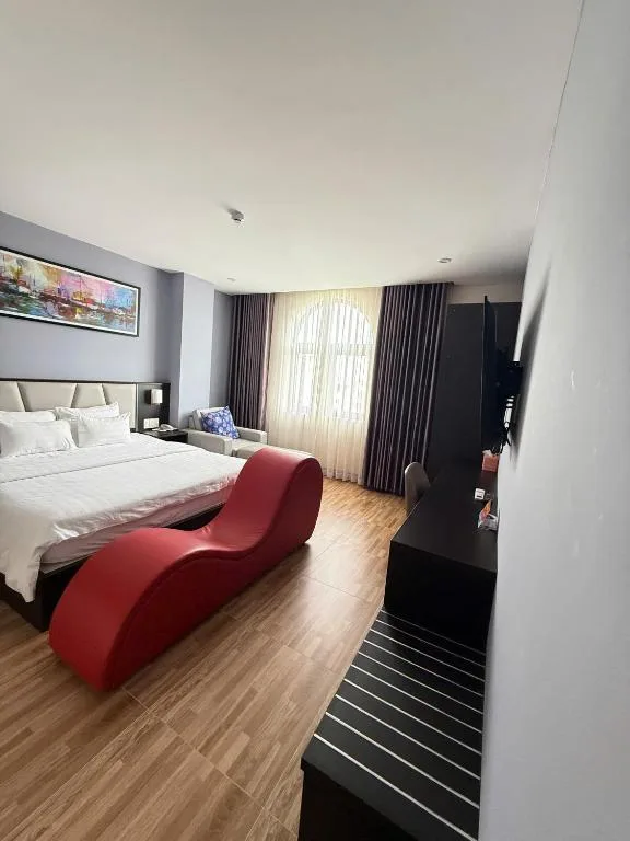 Novelty Hotel — 2
