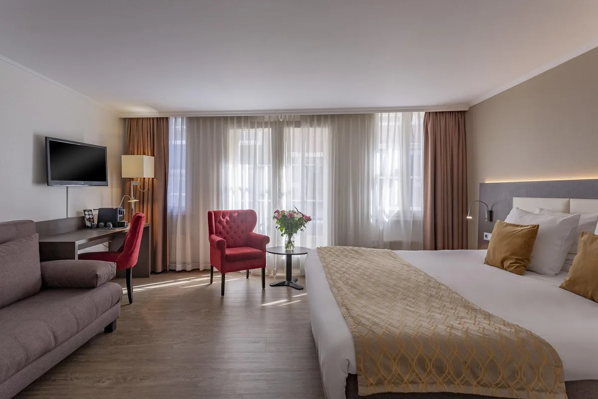 Avenue Hotel — 3